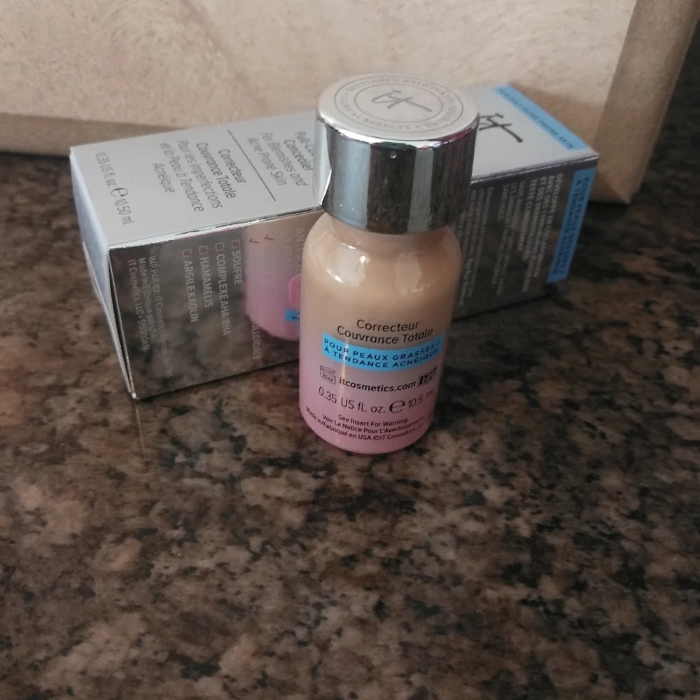It Cosmetics Bye Bye Breakout Full Coverage Concealer AND Acne Treatment - Picture 3 of 5